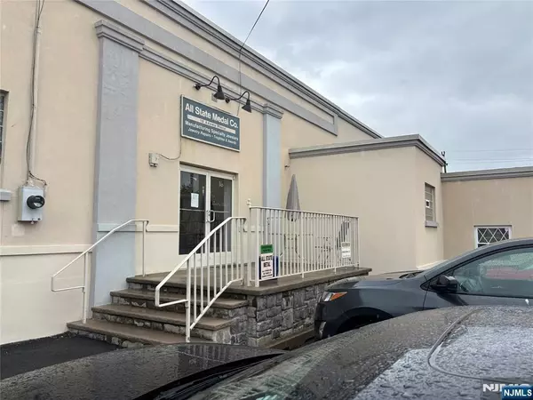 16 Adams PL, Lodi, NJ 07644