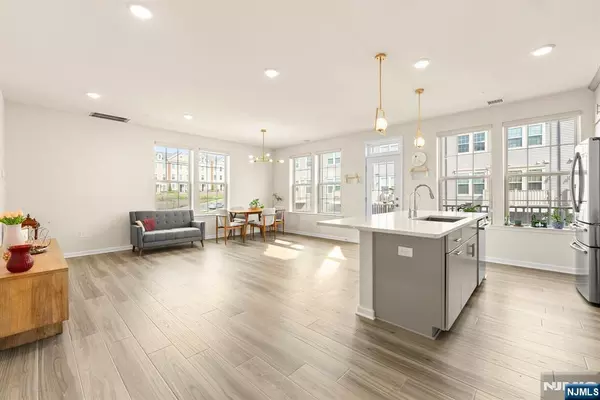 Wood Ridge, NJ 07075,4 Arnold DR #5302