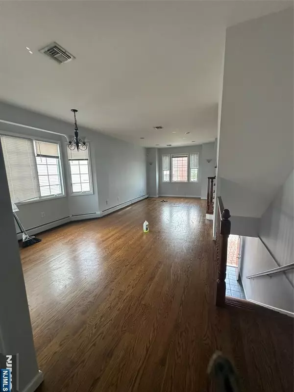 Cliffside Park, NJ 07010,212 Cliff ST #2