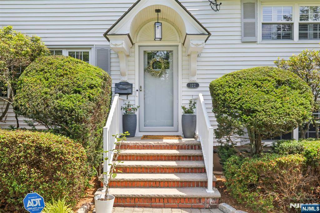 Glen Rock, NJ 07452,122 Greenway RD