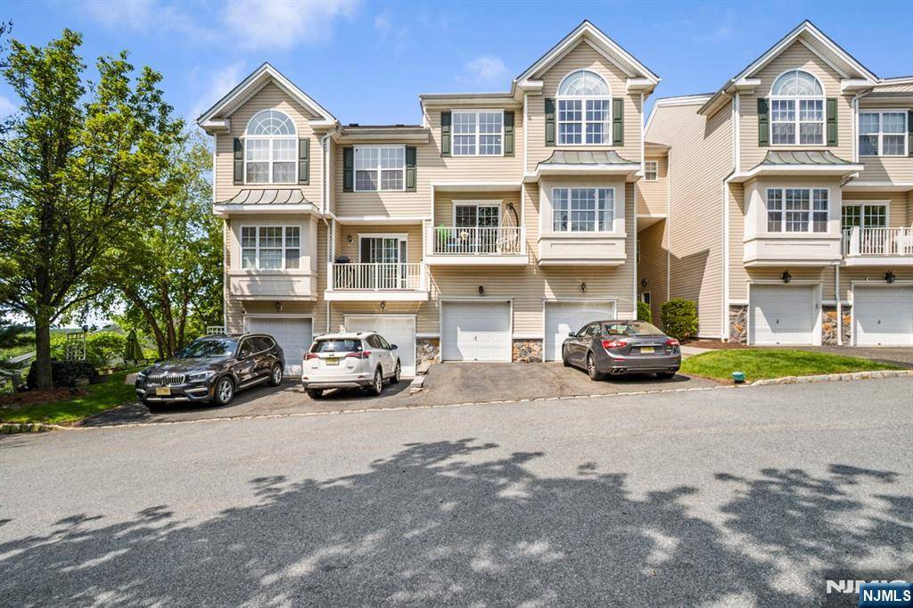 86 Lakeview CT, Pompton Lakes, NJ 07442