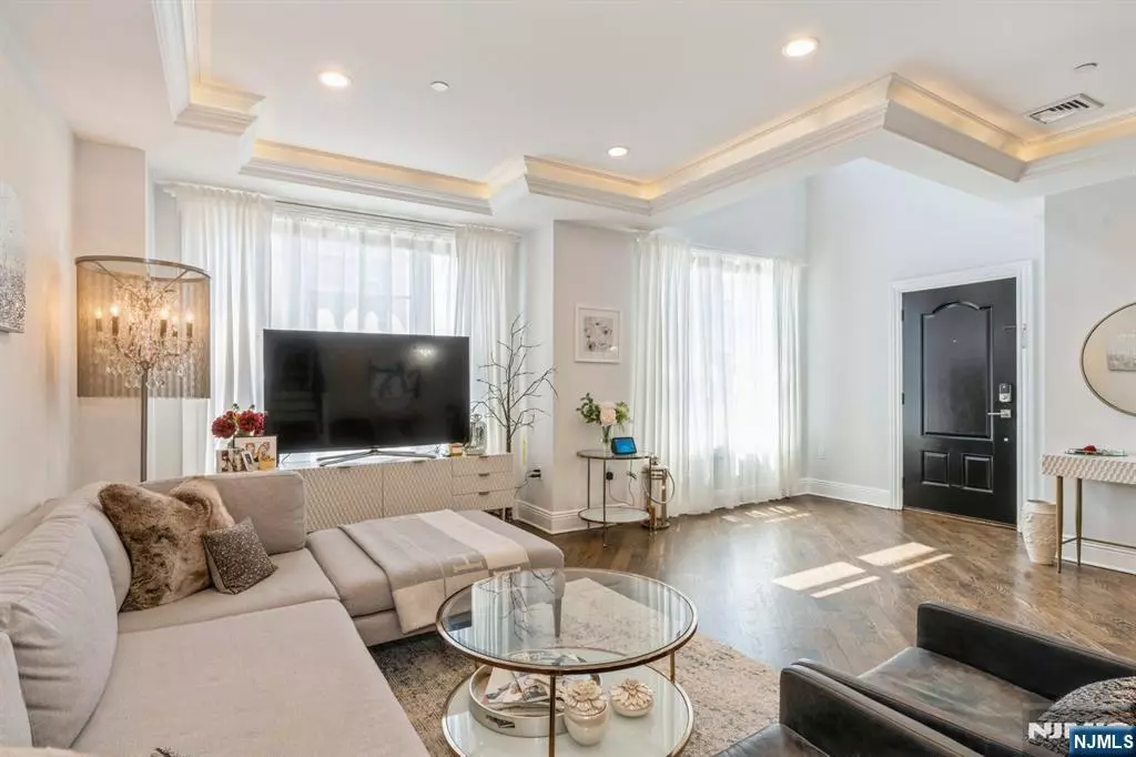 Edgewater, NJ 07020,8 Marquis CT