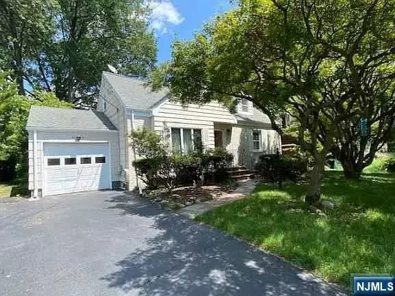 60 Greenway RD, Glen Rock, NJ 07452