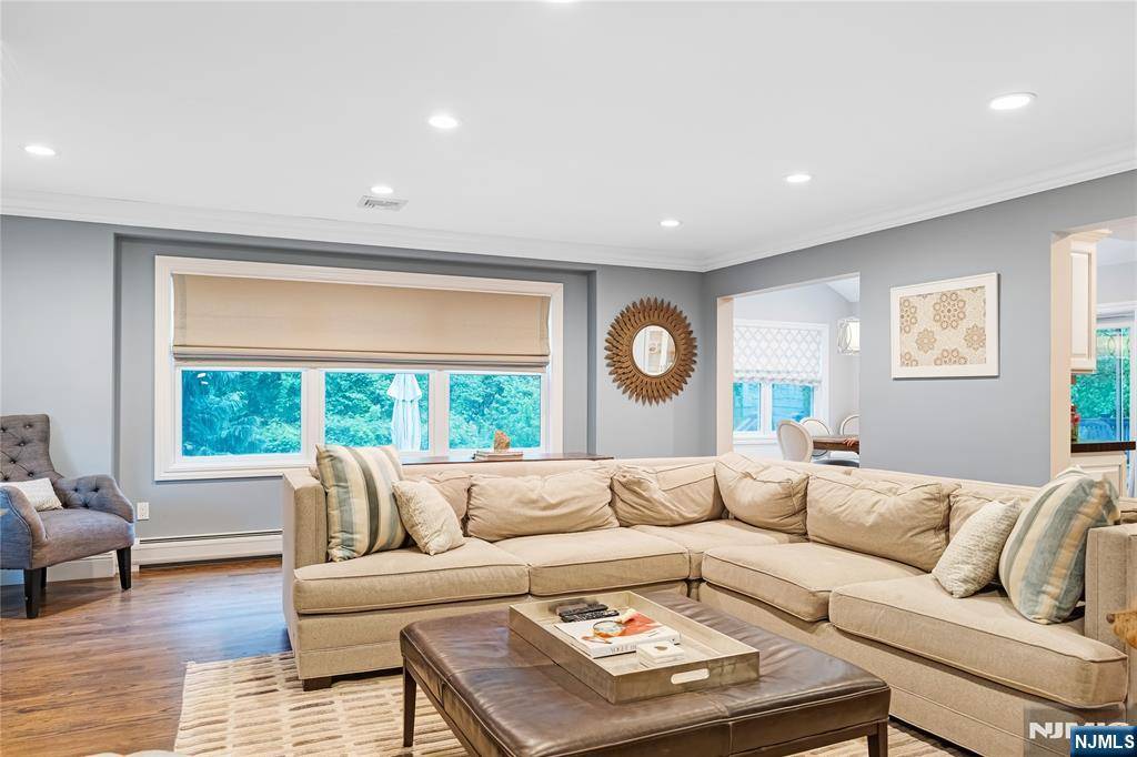 Glen Rock, NJ 07452,285 Dunham PL