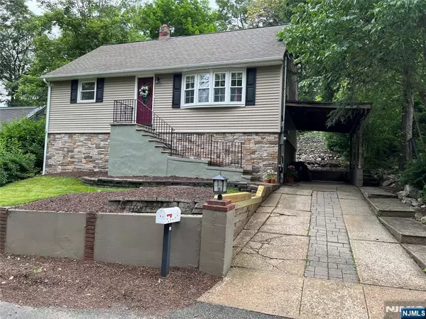 24 Oakwood DR, Ringwood, NJ 07456