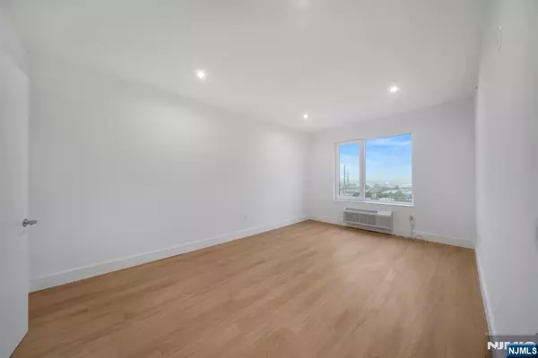 North Bergen, NJ 07047,3309 Liberty AVE #404