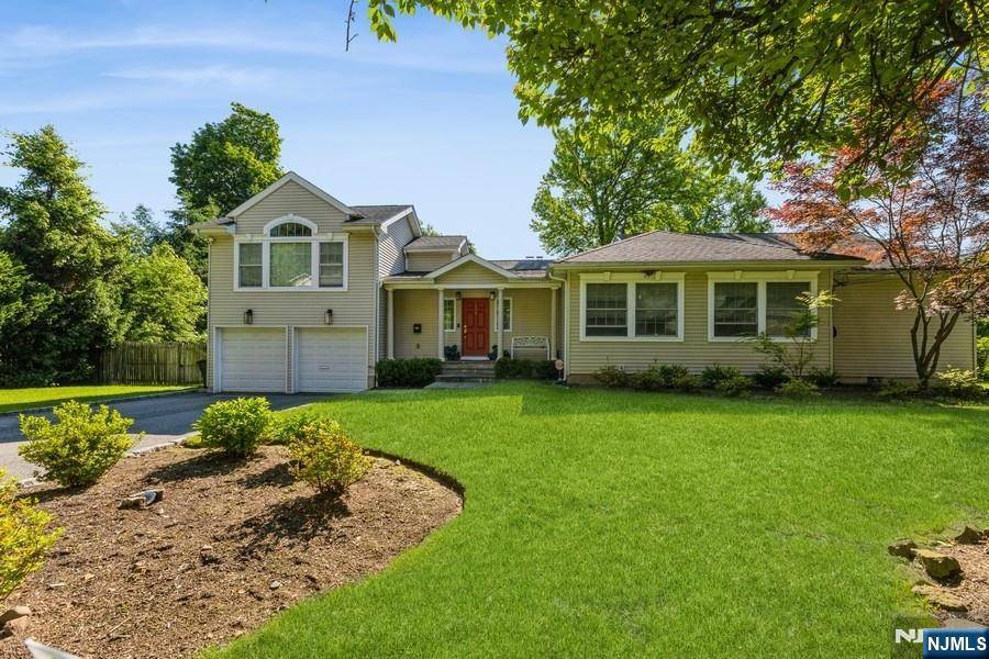 100 Lylewood DR, Tenafly, NJ 07670