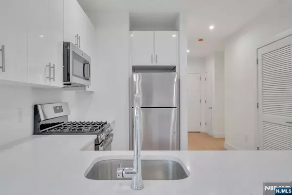 North Bergen, NJ 07047,3309 Liberty AVE #406