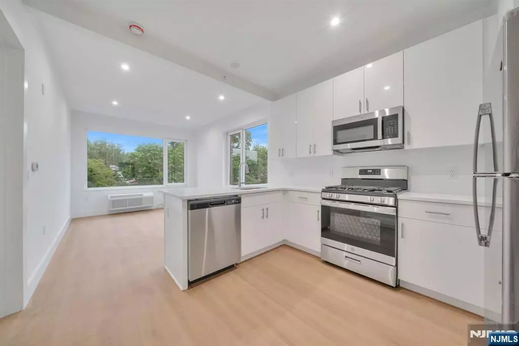North Bergen, NJ 07047,3309 Liberty AVE #407