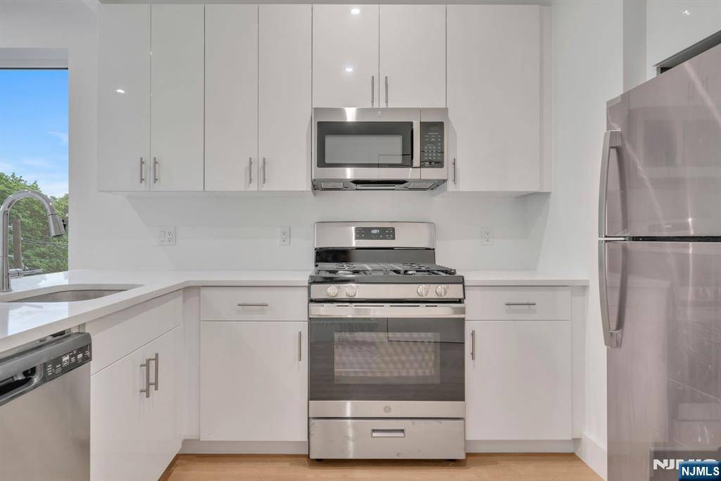 North Bergen, NJ 07047,3309 Liberty AVE #407