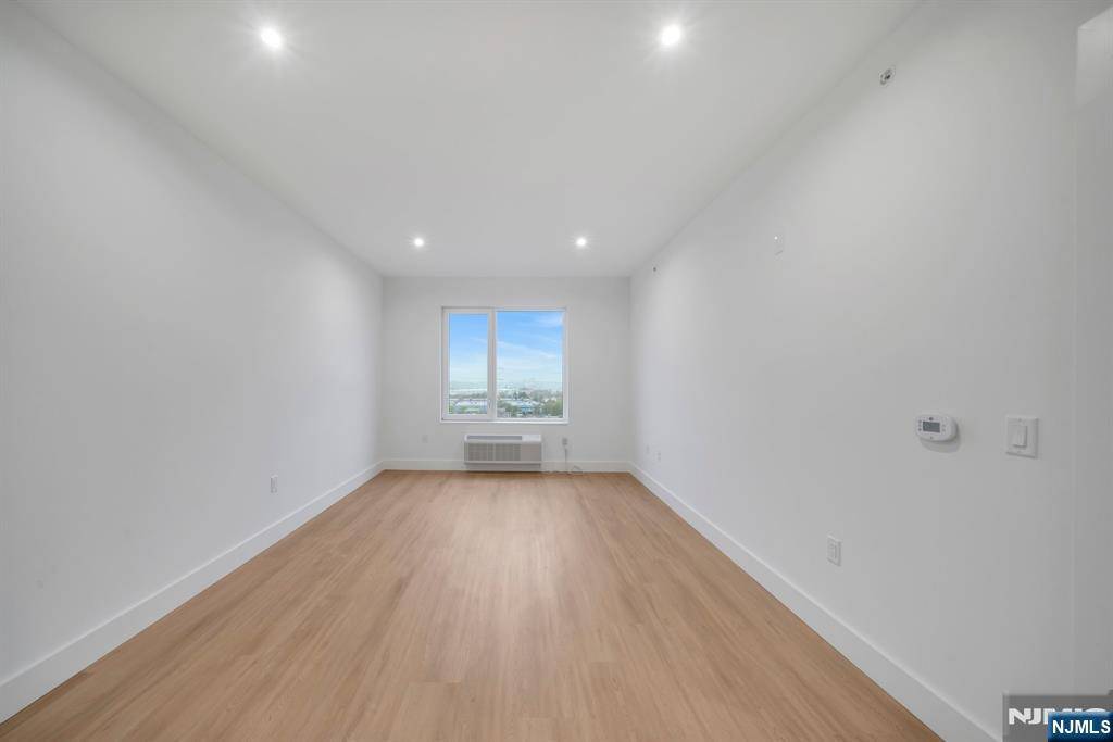 North Bergen, NJ 07047,3309 Liberty AVE #408