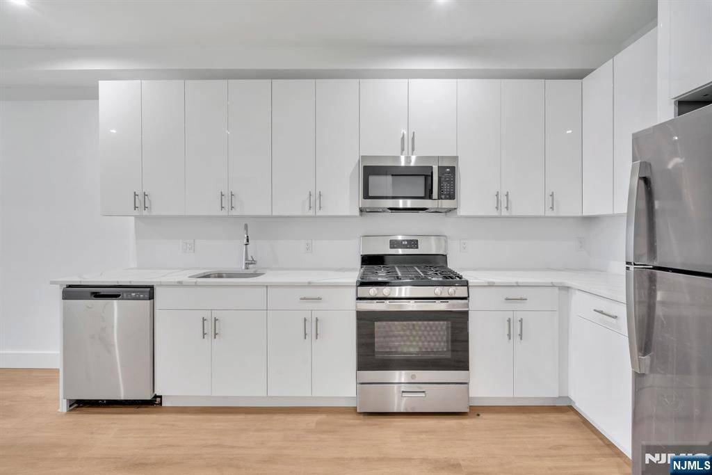 North Bergen, NJ 07047,3309 Liberty AVE #408