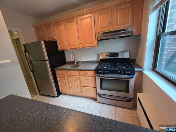 Fort Lee, NJ 07024,400 Park PL #4B