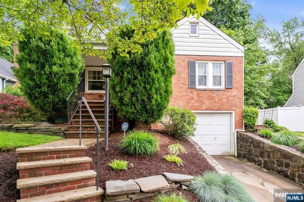 213 Warwick LN,  Leonia,  NJ 07605