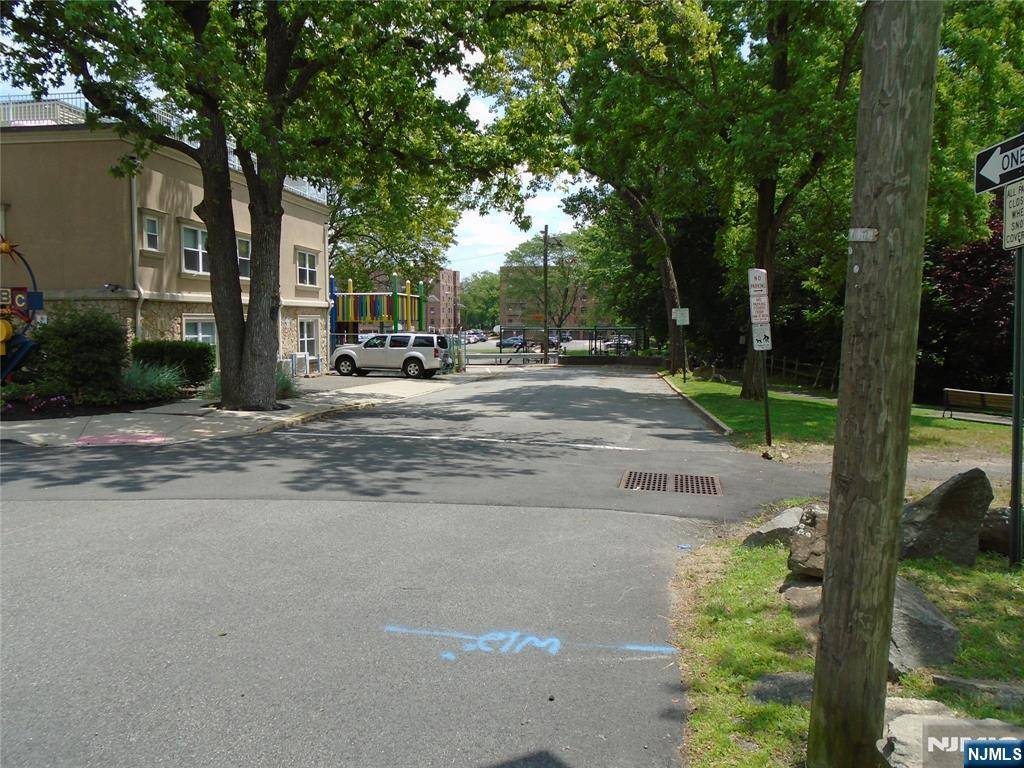 Fort Lee, NJ 07024,1 Wall ST #8-C