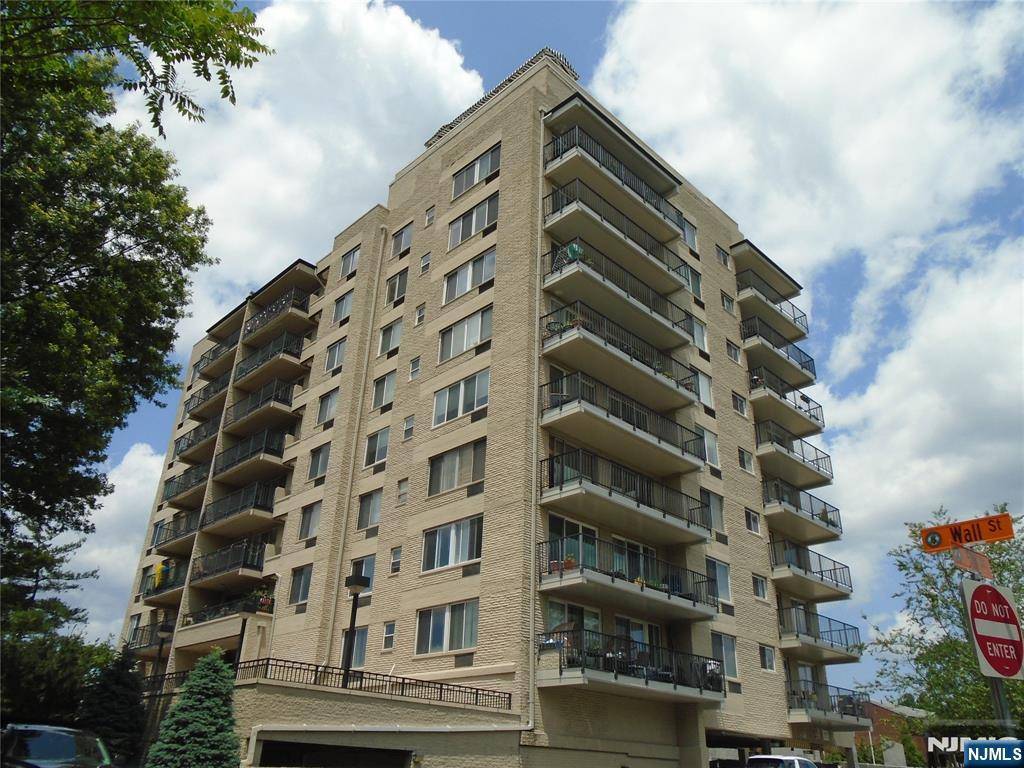 Fort Lee, NJ 07024,1 Wall ST #8-C