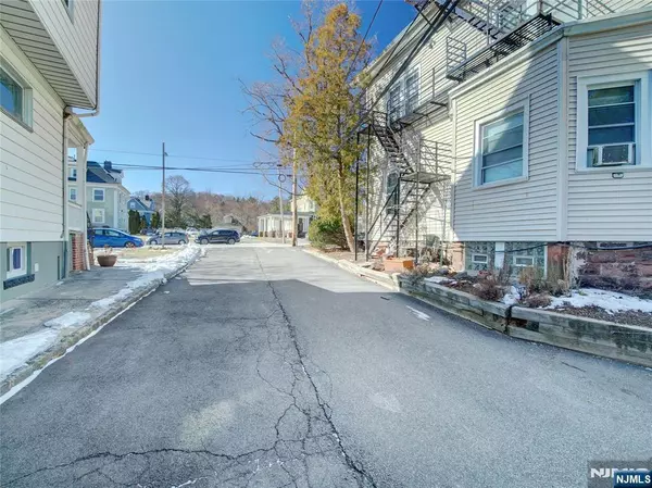 Montclair, NJ 07042,99 Valley RD