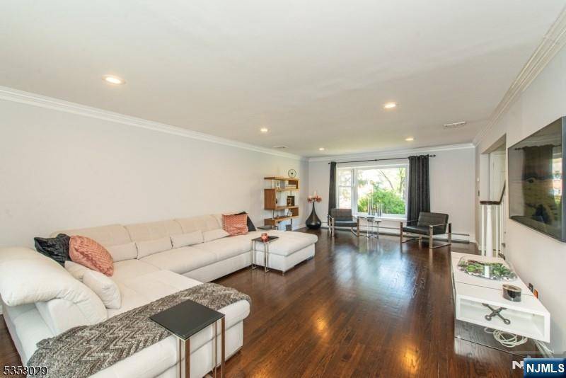 Franklin Lakes, NJ 07417,114 Helen CT