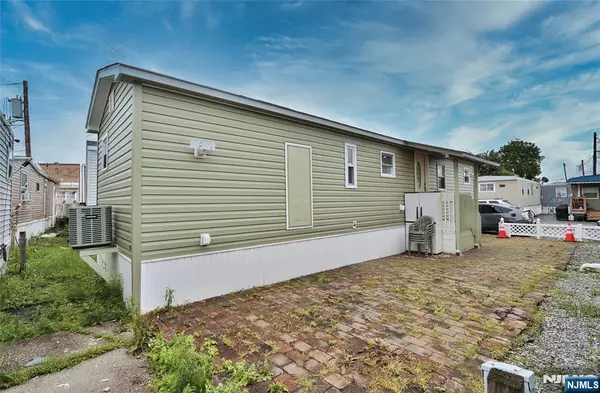 Moonachie, NJ 07074,34 Helen DR