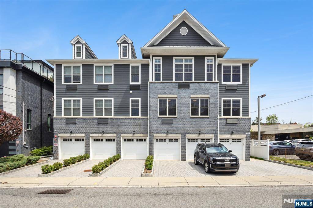 17 Cumbermeade RD #202, Fort Lee, NJ 07024