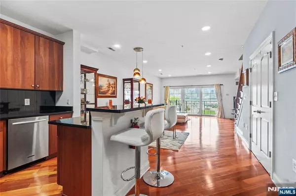 West New York, NJ 07093,22 Ave At Port Imperial #221