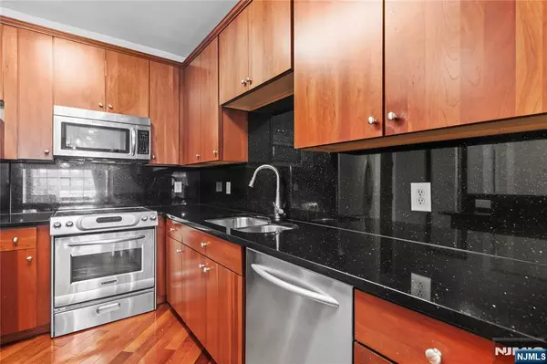 West New York, NJ 07093,22 Ave At Port Imperial #221