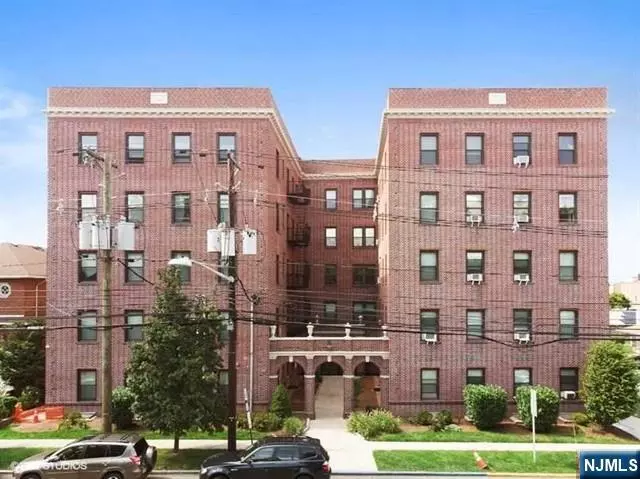Ridgefield, NJ 07657,855 Broad AVE #45