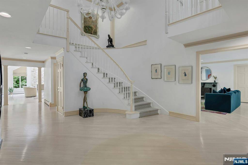 Cresskill, NJ 07626,16 Loman CT