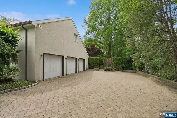 Cresskill, NJ 07626,80 Adams DR