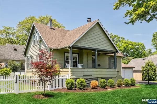 Ridgewood, NJ 07450,334 Corona PL