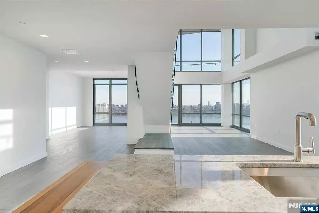 Cliffside Park, NJ 07010,320 Adolphus AVE #316