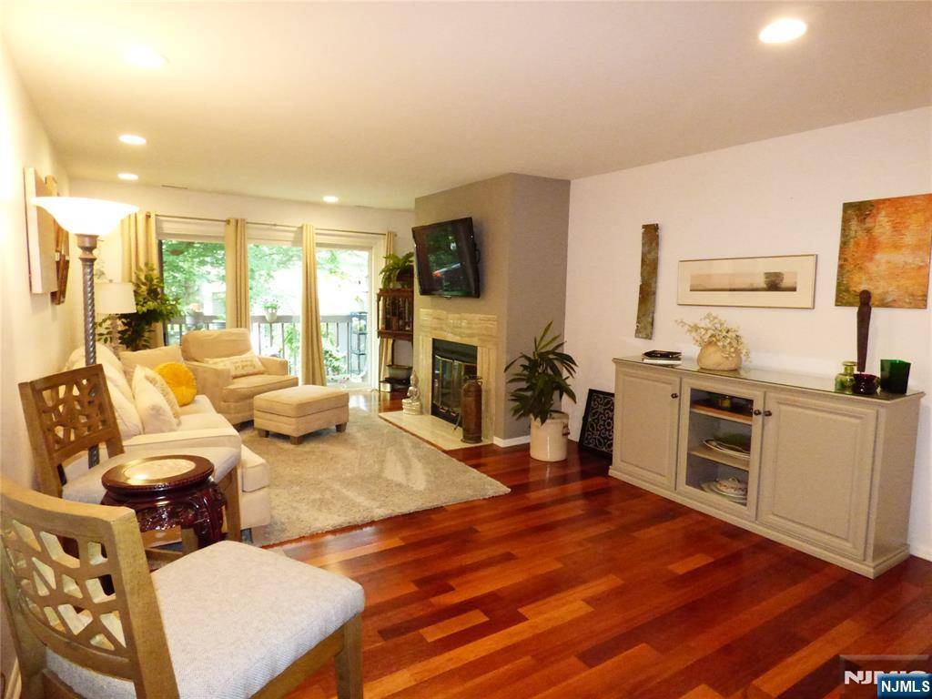 Mahwah, NJ 07430,253 Vista View DR #253