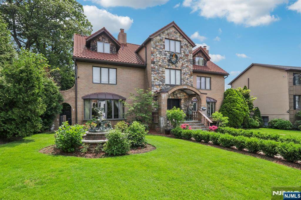 1060 Briar WAY, Fort Lee, NJ 07024