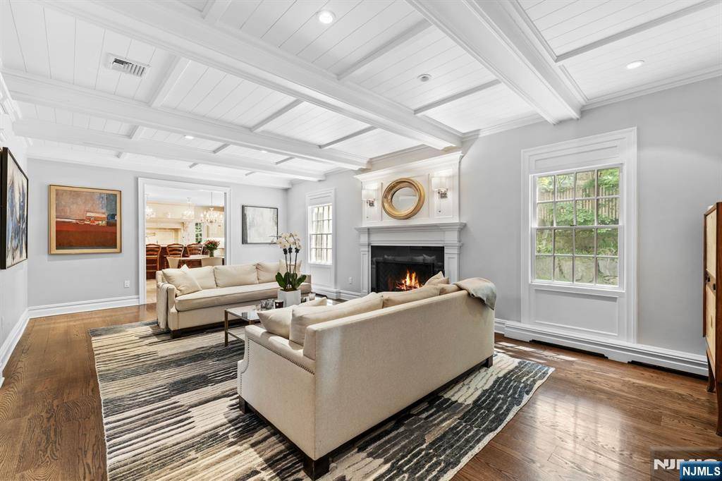 Tenafly, NJ 07670,56 Knoll RD