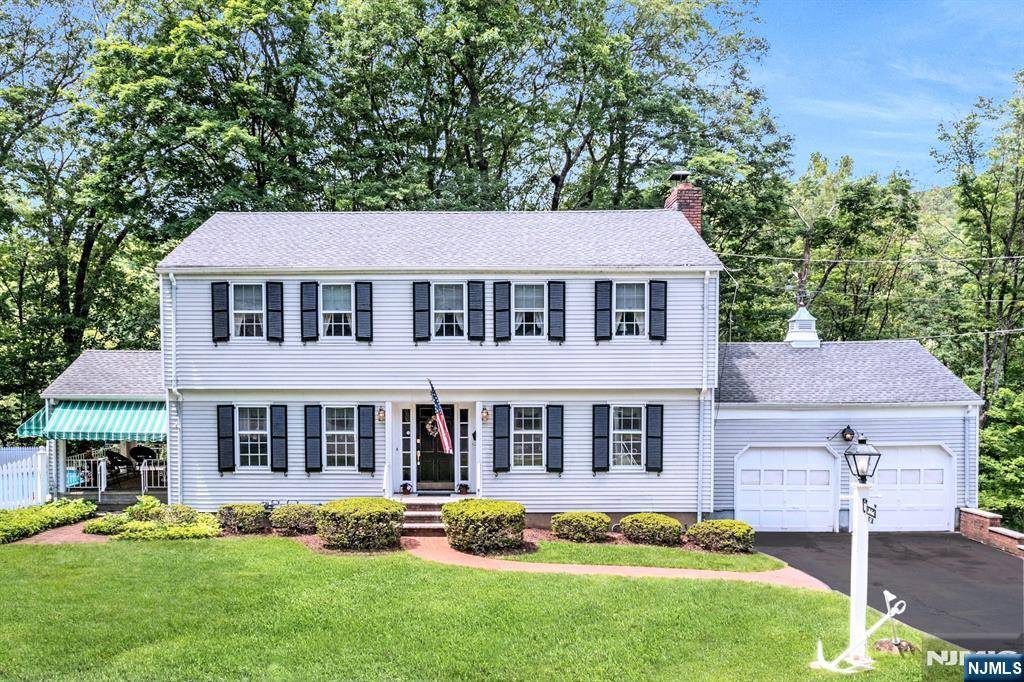 57 Thunderbird DR, Oakland, NJ 07436