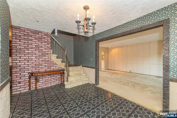 Wanaque, NJ 07465,17 Schirra DR