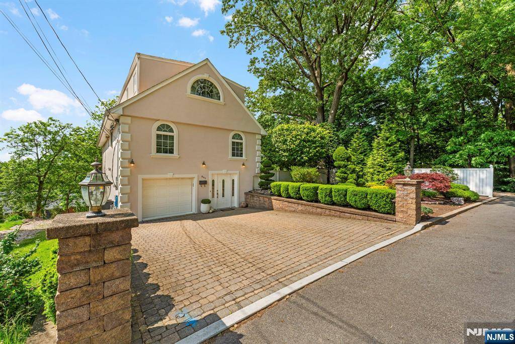 Ridgefield, NJ 07657,801 Oakwood LN