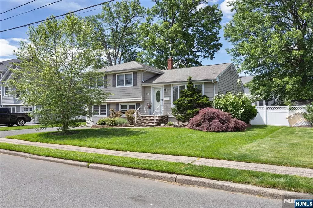 Saddle Brook, NJ 07663,90 Kuhn DR