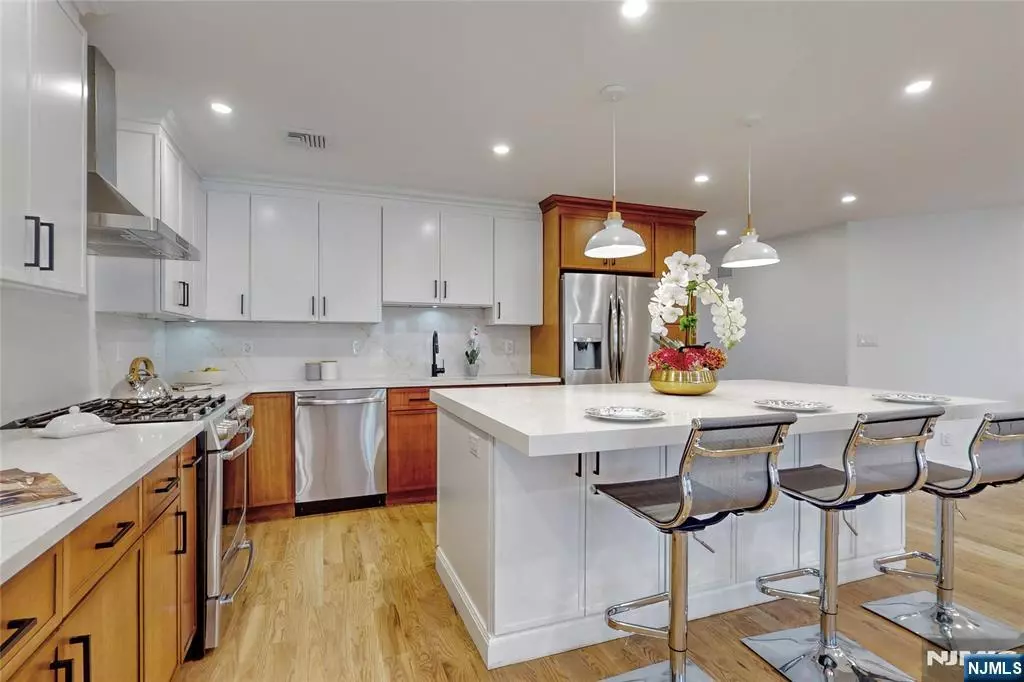 Waldwick, NJ 07463,5 Astor PL