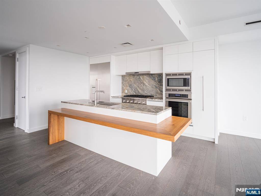 Cliffside Park, NJ 07010,320 Adolphus AVE #401