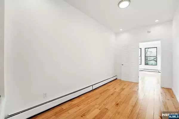 Jersey City, NJ 07307,138 Leonard ST #2R