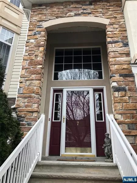 7 Cobblestone CT, Oakland, NJ 07436