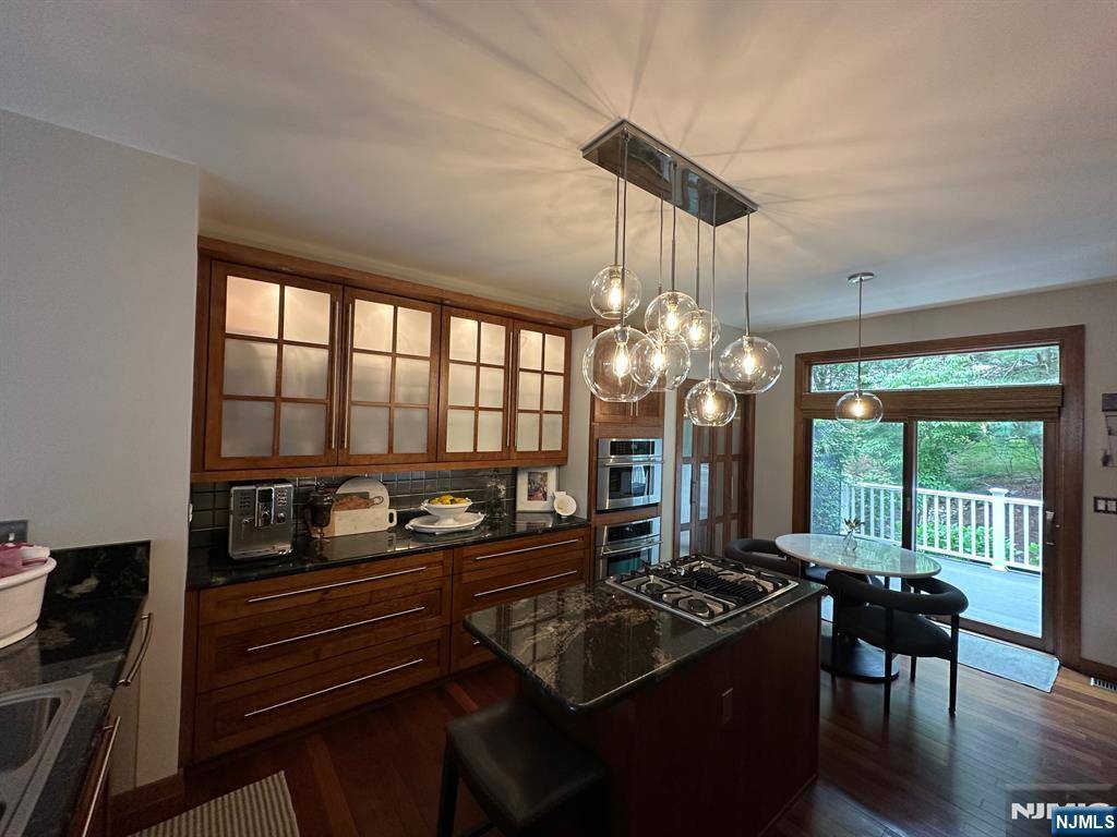 Oakland, NJ 07436,7 Cobblestone CT