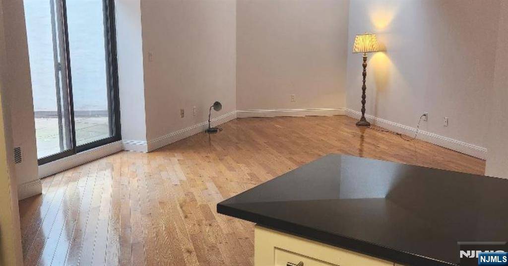 Edgewater, NJ 07020,840 River RD #B5