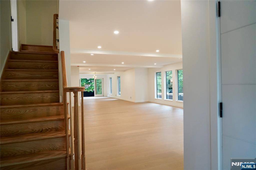 Tenafly, NJ 07670,397 Knickerbocker RD
