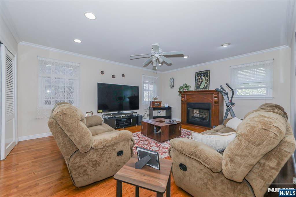 Clifton, NJ 07013,167 Rolling Hills RD