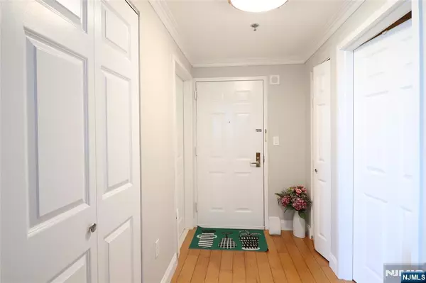 Fort Lee, NJ 07024,100 Old Palisade RD #1704
