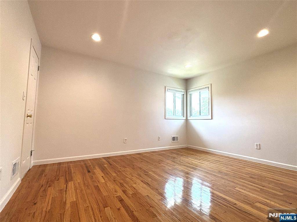 Paramus, NJ 07652,82 Hemlock DR