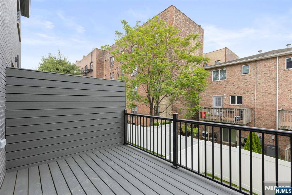 Cliffside Park, NJ 07010,93 Crescent AVE #93