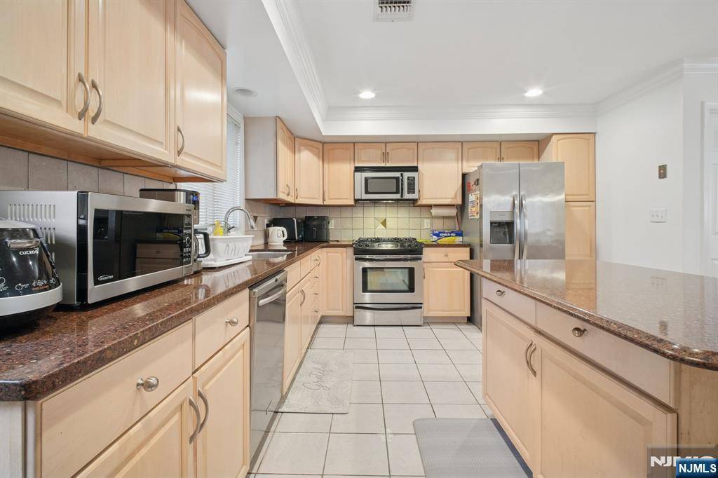 Palisades Park, NJ 07650,316 Columbia AVE #A